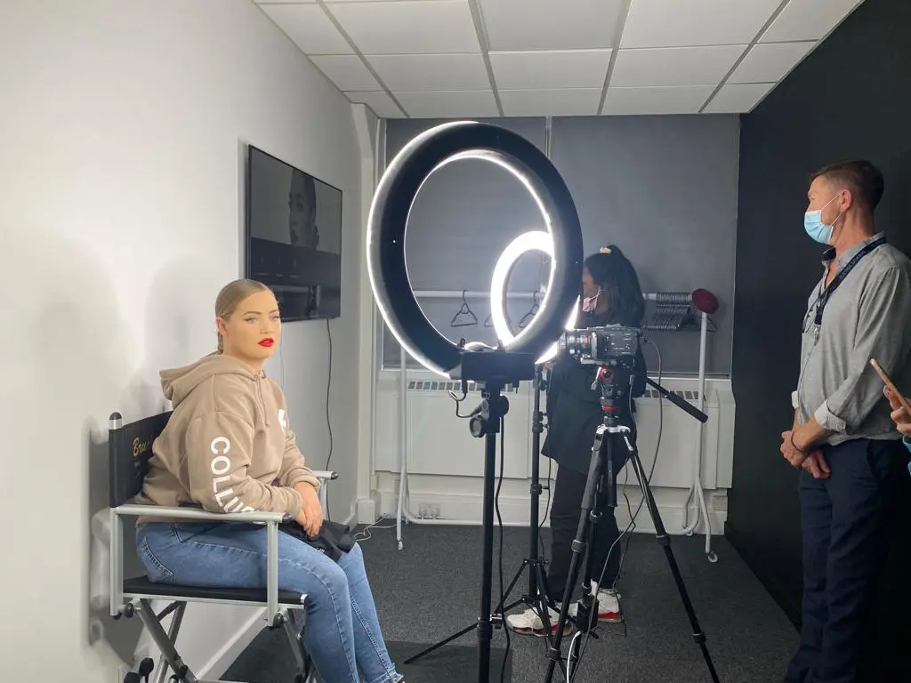 makeup-lights-2-year-makeup-course brushstroke makeup school